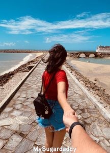 girl on trip to beach with her platonic sugar daddy