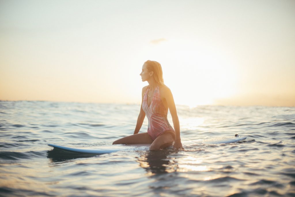 example of a good sugar baby profile picture: girl on surfboard